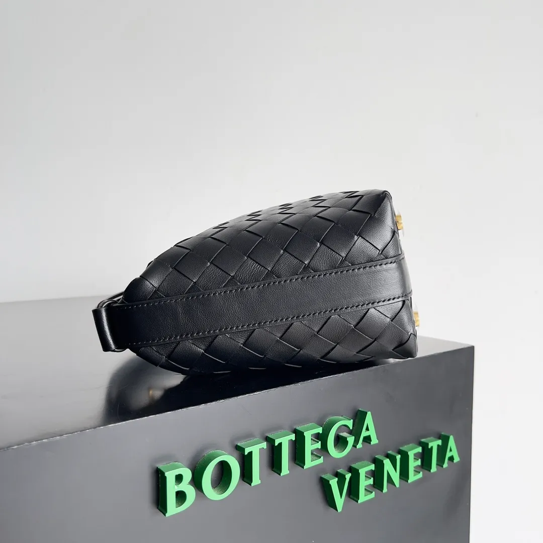Batch 1860 predicts that BV Bottega will be popular again this year🔥 A lunch bag. The entire bag is made of top nappa, which is very soft and lightweight. It also uses the intrecciato weaving process that the two founders spent several months developing from the beginning of the brand. It is completely hand-woven by Italian craftsmen. It perfectly reflects the craftsmanship of Bottega. The entire bag shape is also a very practical and popular lunch box bag shape. The slightly curved arc of the bag mouth can also better fit our wrists. Style number: 754443 Size: 22*13*9